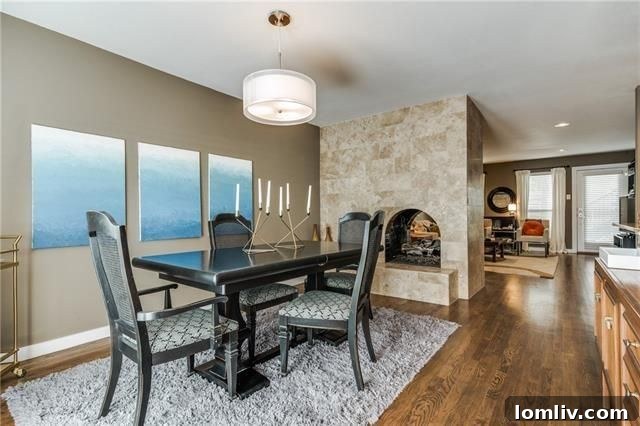 Second bedroom with courtyard views, perfect for guests or a home office