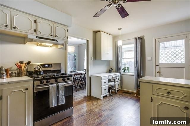 Second bedroom with ample space and natural light
