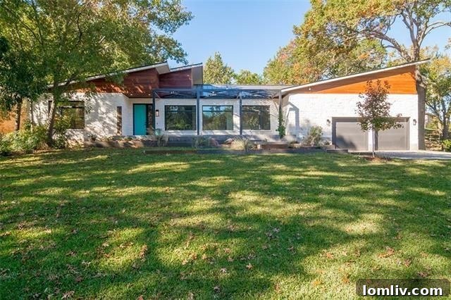 Dallas Open House Spotlight: A Masterpiece Craftsman in Junius Heights 8 Sleek contemporary exterior of 1547 Eastus Dr, East Kessler