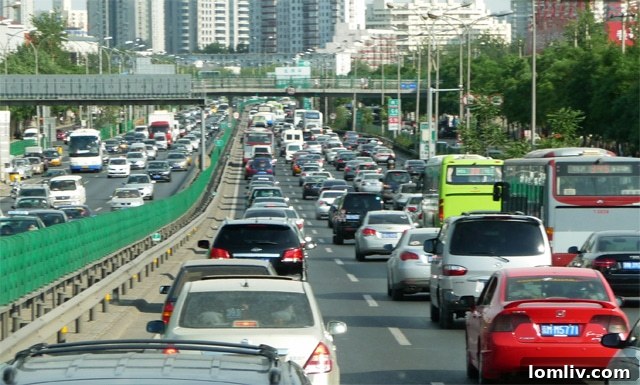 Heavy traffic on a major roadway, symbolizing the link between traffic pollution and dementia risk