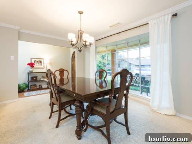 Spacious living area at 6105 Glennox Lane Dallas