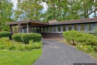 Frank Lloyd Wright Cottage in Chicago Area Faces Demolition Bid