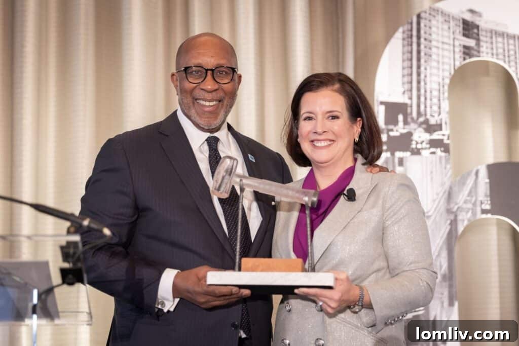 Jennifer Scripps presents Groundbreaker Award to Ron Kirk