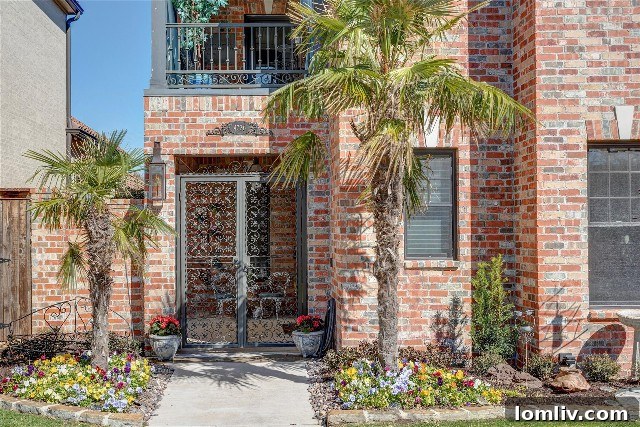 Gated entry courtyard of the Fort Worth home, reminiscent of New Orleans