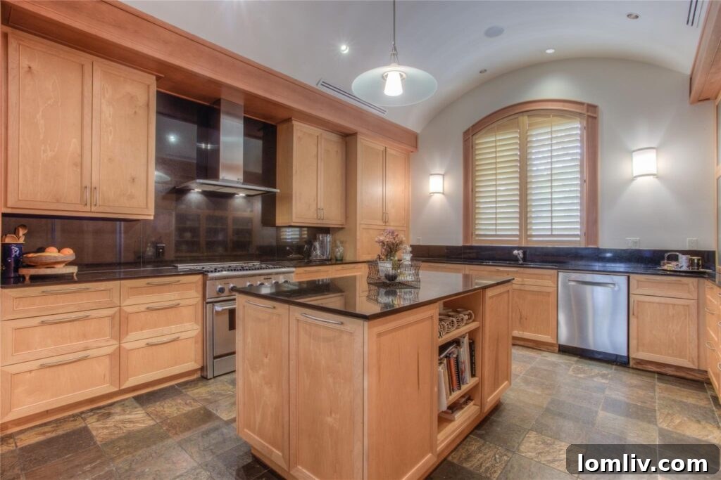 Mira Vista Manor - Dining Area