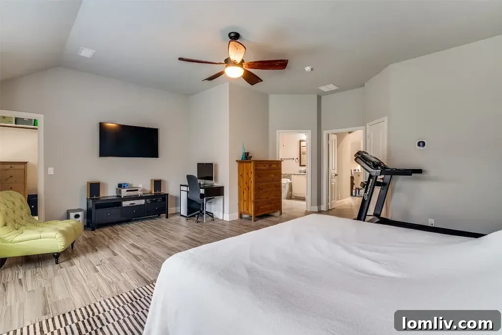 Secondary bedroom, bright and well-lit, offering comfortable living space
