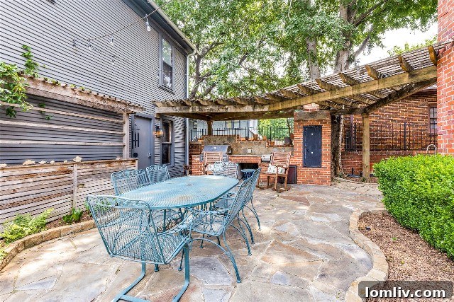 Charming courtyard between the main house and detached apartment