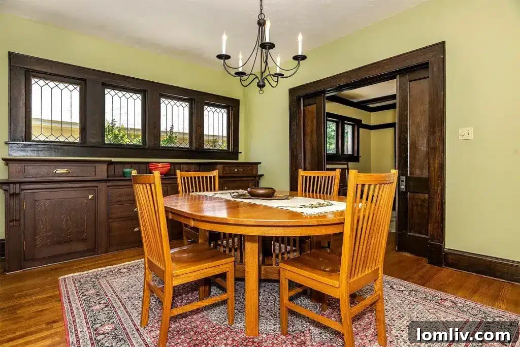 Henüz Kış Moduna Girmedin Mi? Bu Açık Evler Sonbaharın Keyfini Çıkarmanın Tam Zamanı. 4 Intricately designed historic windows, doors, and woodwork inside a restored Fairmount house.