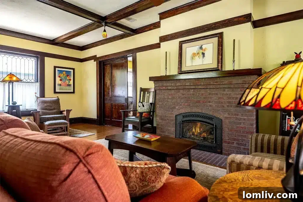 Henüz Kış Moduna Girmedin Mi? Bu Açık Evler Sonbaharın Keyfini Çıkarmanın Tam Zamanı. 5 The living room of the Fairmount home featuring a characterful fireplace and detailed ceiling.