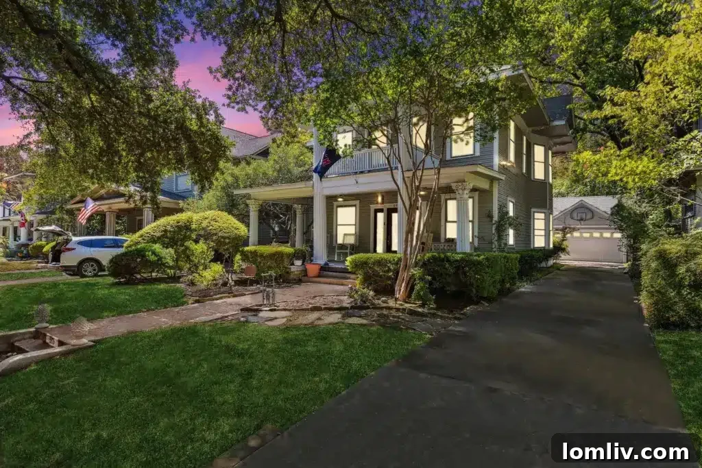 Henüz Kış Moduna Girmedin Mi? Bu Açık Evler Sonbaharın Keyfini Çıkarmanın Tam Zamanı. 6 A spacious front porch of a historic Dallas home, perfect for seasonal decorations and gatherings.