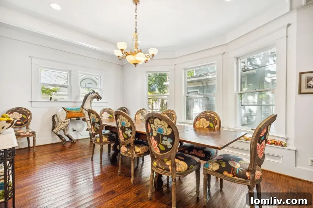Henüz Kış Moduna Girmedin Mi? Bu Açık Evler Sonbaharın Keyfini Çıkarmanın Tam Zamanı. 7 Elegant hardwood floors extending throughout a historic Dallas home built in 1913.