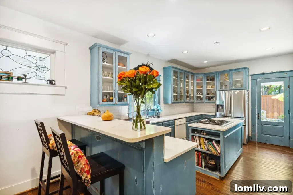 Henüz Kış Moduna Girmedin Mi? Bu Açık Evler Sonbaharın Keyfini Çıkarmanın Tam Zamanı. 8 A remodeled blue-and-white kitchen with orange accents, reflecting fall colors.