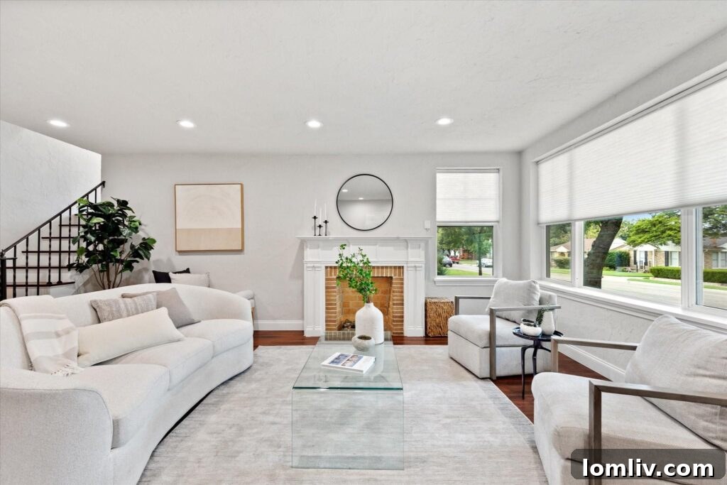 Oak Cliff Cottage - Cozy Living Room