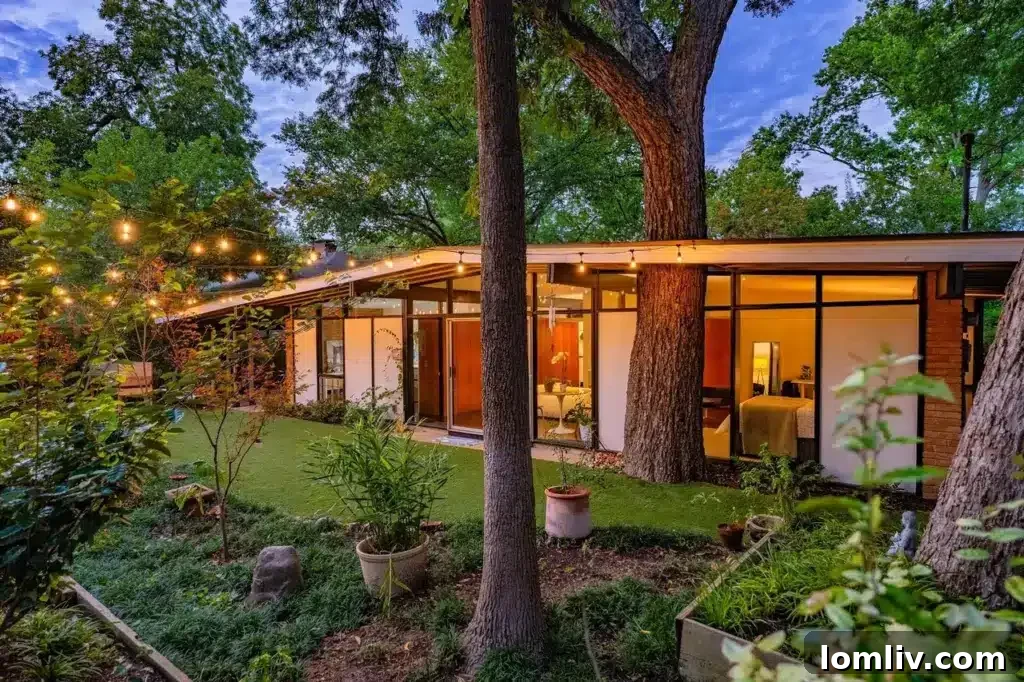 The serene exterior entry courtyard of the E.G. Hamilton Mid-Century Modern home