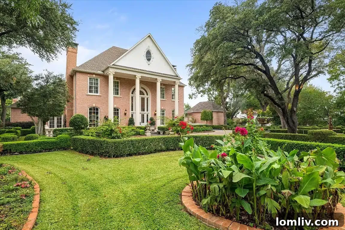 Kara Cuma ve Siber Pazartesi: Alışveriş Sezonuna Yakışan Eviniz 11 A grand Preston Hollow colonial home, conveniently located near Dallas shopping districts.