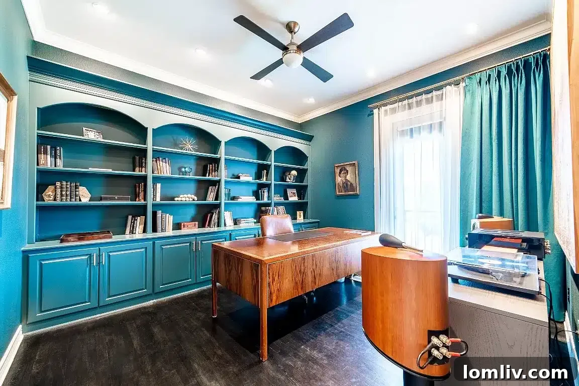Kara Cuma ve Siber Pazartesi: Alışveriş Sezonuna Yakışan Eviniz 4 Vibrant built-in cabinets in a home office, ideal for concealing holiday gifts.
