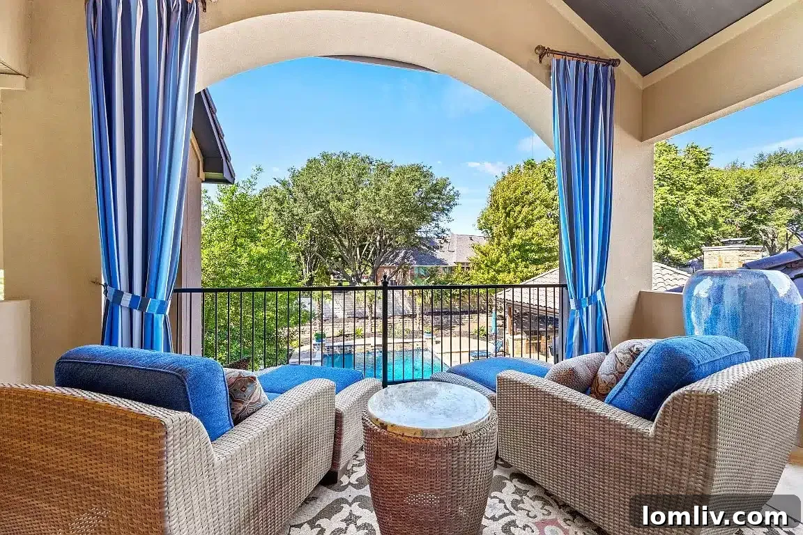 Kara Cuma ve Siber Pazartesi: Alışveriş Sezonuna Yakışan Eviniz 7 A luxurious terrace overlooking a pool, with curtains offering potential hiding spots.
