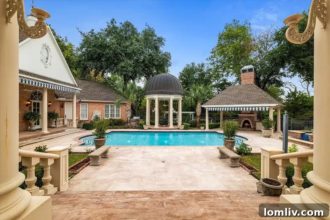 Kara Cuma ve Siber Pazartesi: Alışveriş Sezonuna Yakışan Eviniz 10 A charming gazebo in a Dallas colonial home, a picturesque spot with potential for hidden gifts.