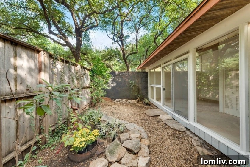 Midcentury Modern Principal Bedroom with Garden View