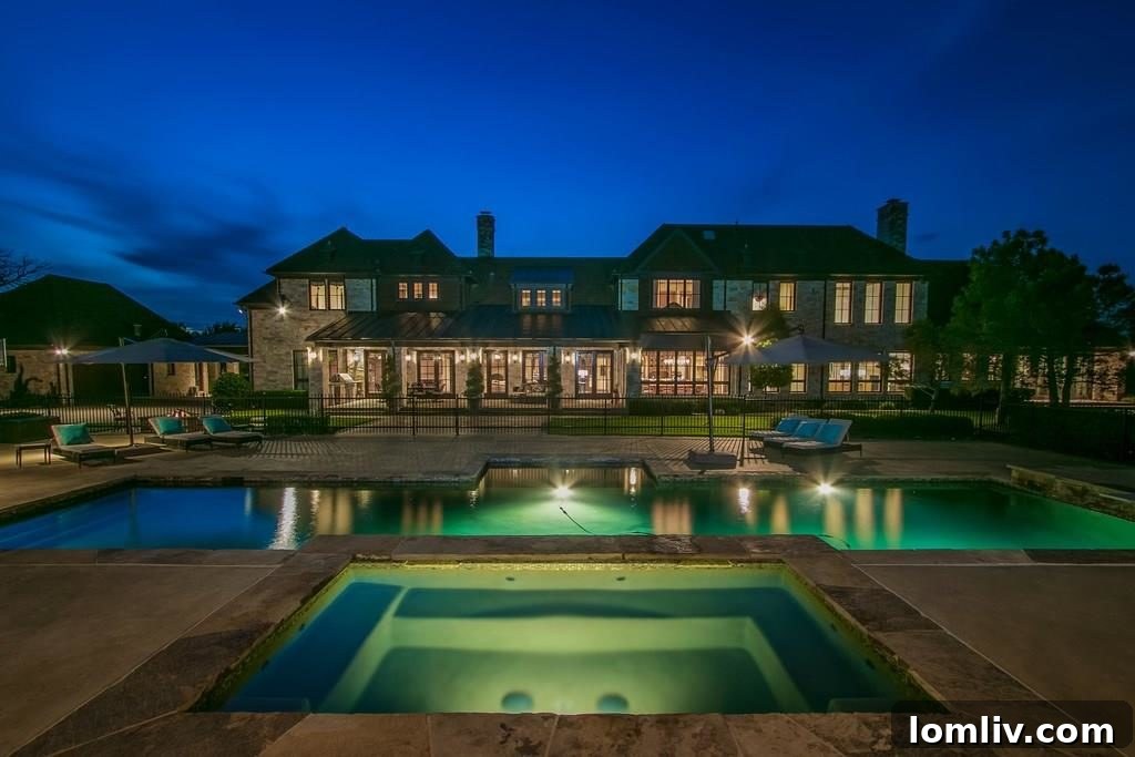 Glenn Beck'in Devasa Vaquero Malikanesi Aniden Satışa Çıktı: İçini Gezin 3 Luxurious living room interior with high ceilings and elegant furnishings