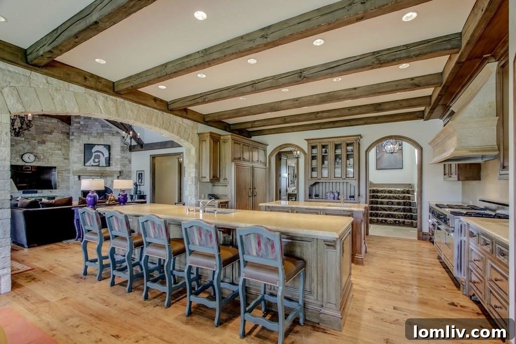 Glenn Beck'in Devasa Vaquero Malikanesi Aniden Satışa Çıktı: İçini Gezin 7 Luxurious bedroom with intricate details and comfortable seating