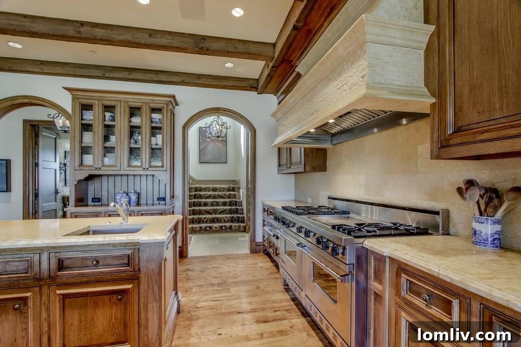 Glenn Beck'in Devasa Vaquero Malikanesi Aniden Satışa Çıktı: İçini Gezin 8 Grand bathroom with freestanding tub and elegant vanity