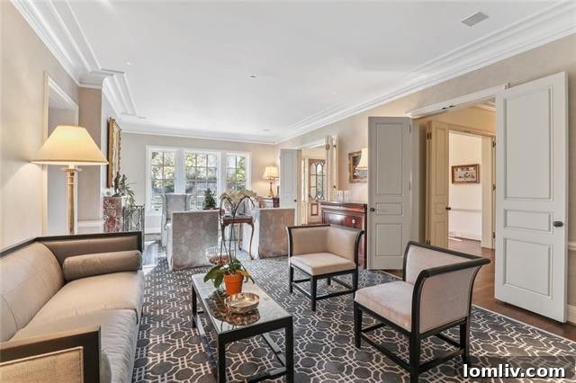 historical Colonial mansion dining room