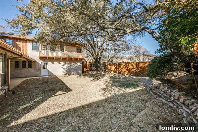 Spacious and private backyard, ideal for outdoor living and entertainment