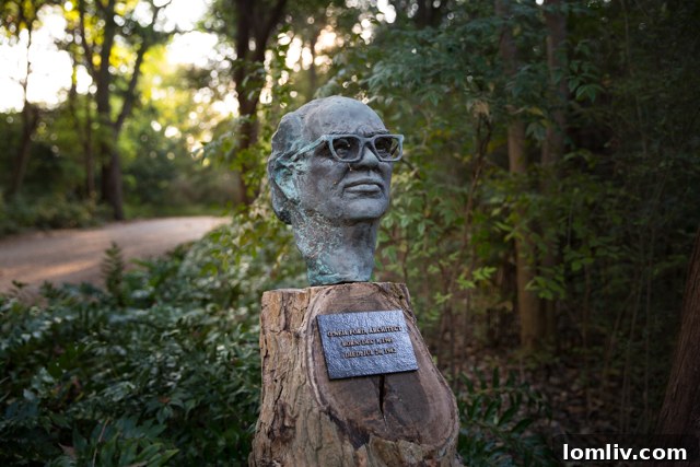 Bust of O'Neil Ford on the grounds of 3201 Wendover