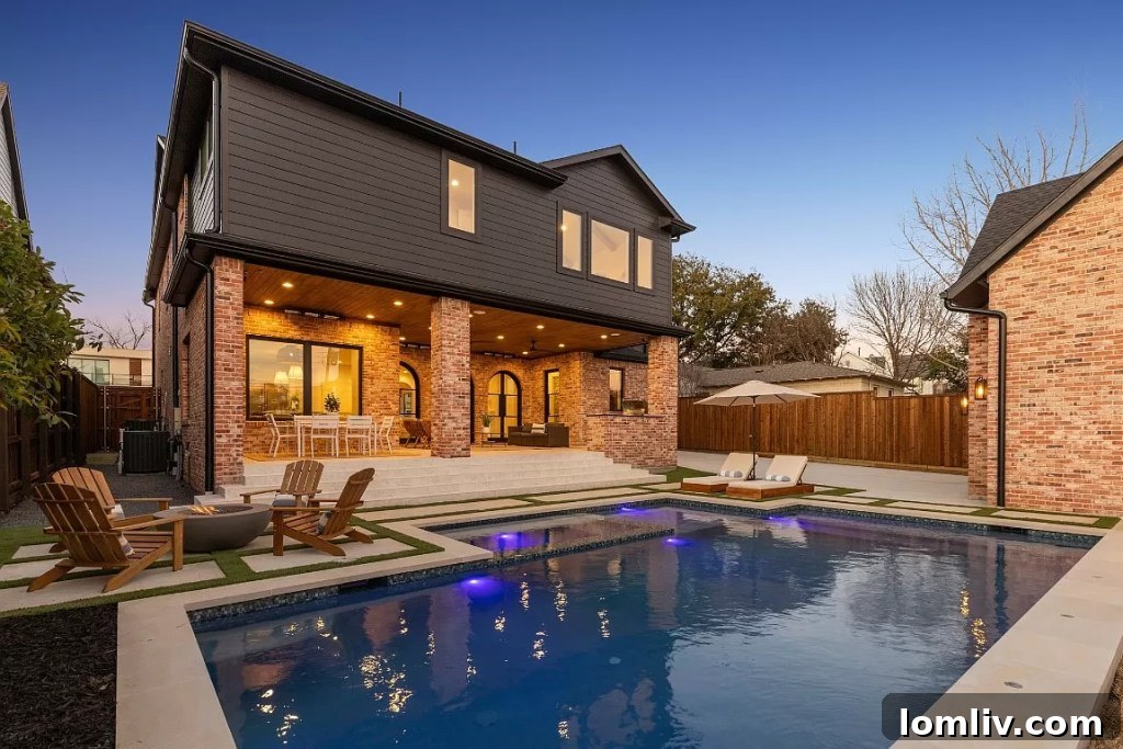 Lakewood'da Ustalığın Doruk Noktası: Gramercy Custom Homes 9 Spacious backyard with pool, spa, and fire bowl