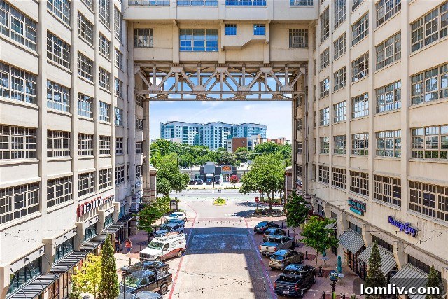 Montgomery Plaza Condos: Unbeatable Location, Unwavering Demand 5 The convenience of West 7th living, with Starbucks, Chick-fil-A, and various services just steps from Montgomery Plaza condos.