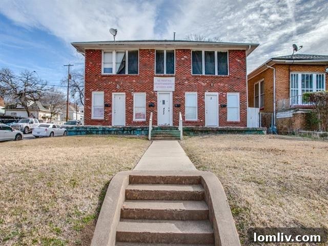 Front exterior of the four-plex at 422 N. Marsalis Ave, North Oak Cliff
