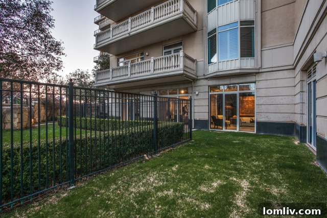 Vendome 1H Private Patio - Fenced garden space