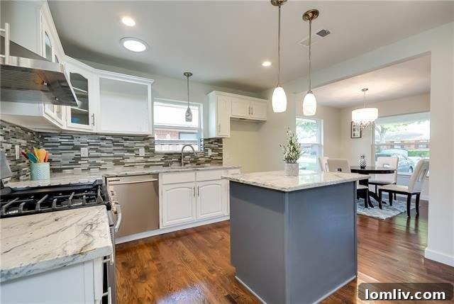 2720 San Marcus Ave - Spacious Master Bathroom
