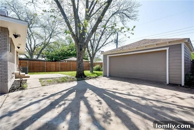 2720 San Marcus Ave - Entrance to Living Area