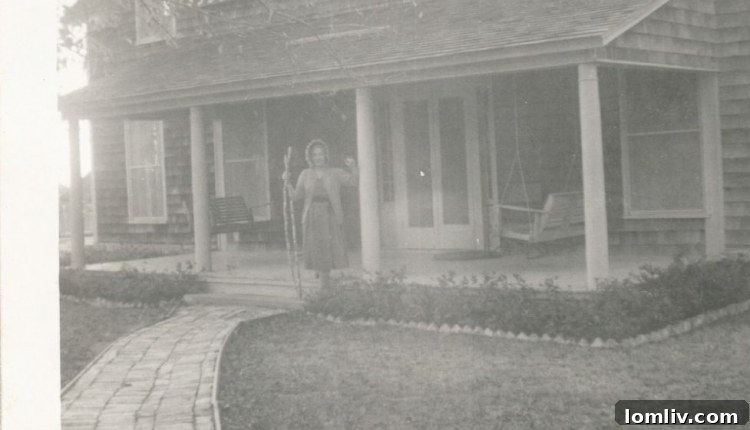 Collinwood House 1958 photo with breaking wave trim