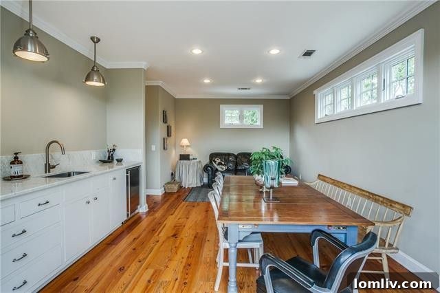 Luxury Guest Quarters Above Garage