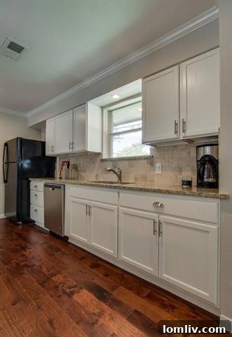 Custom Tile Work in the Walk-in Shower of the Master Bath at 9659 Leaside Dr.