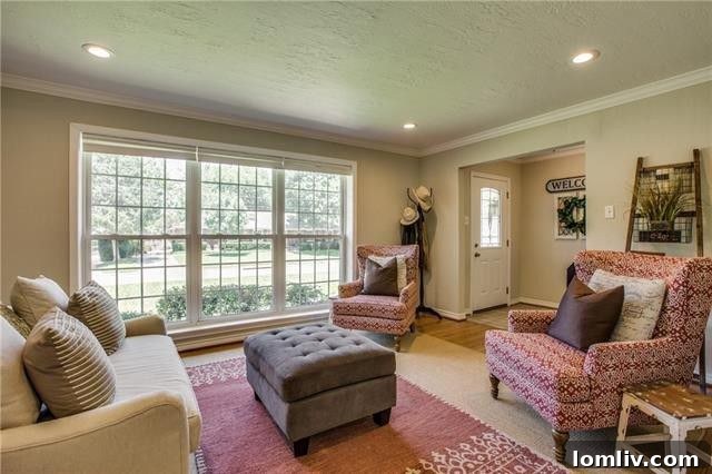 Spacious living area with hardwood floors at 3524 Norcross Ln
