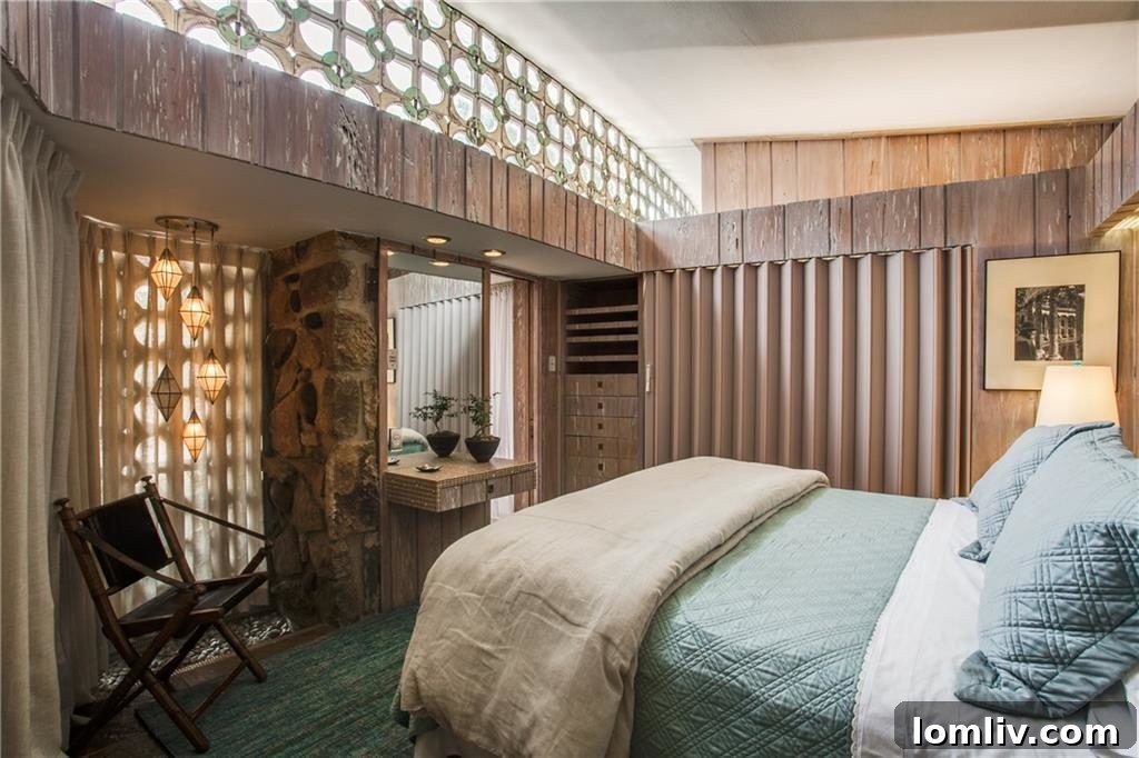 The Iconic Dallas Round House - Bedroom with Seating Area