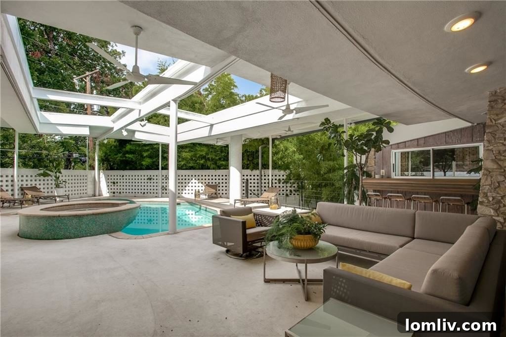 The Iconic Dallas Round House - Indoor-Outdoor Transition
