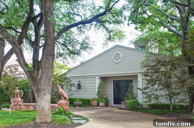 5516 Byers Avenue exterior, inviting visitors into a unique Fort Worth home