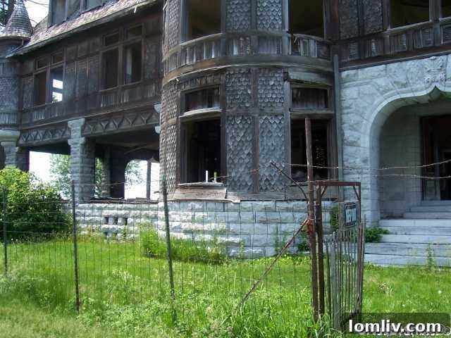 Close-up of the decaying architecture of the villa.