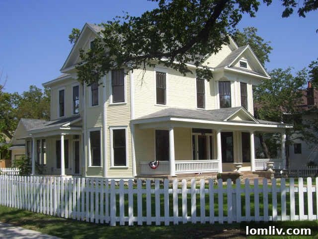 Historic Ryan Place home exterior adorned for the Candlelight Tour