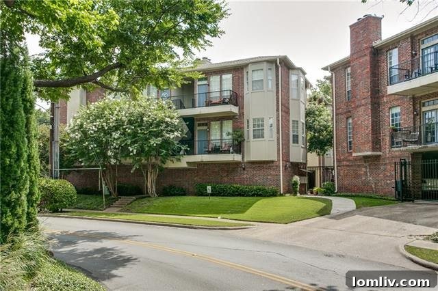 Oak Lawn Living Steps to Shops and Restaurants 3 Charming Oak Lawn Condo