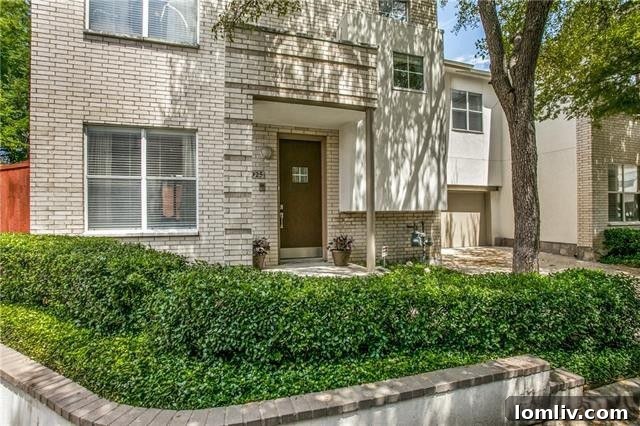 Oak Lawn Living Steps to Shops and Restaurants 8 Wycliff Townhome Exterior