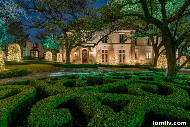 Harold Leidner's Guide to Winter-Ready Landscapes 4 Boxwood shrubs are an excellent choice for winter landscapes, fitting both traditional and modern garden designs.