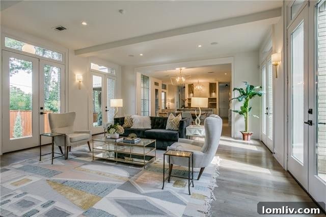 Spacious Family Room Overlooking the Private Courtyard, Ideal for Relaxation