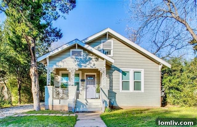 Charming historic home exterior in Kidd Springs Heights, Dallas TX
