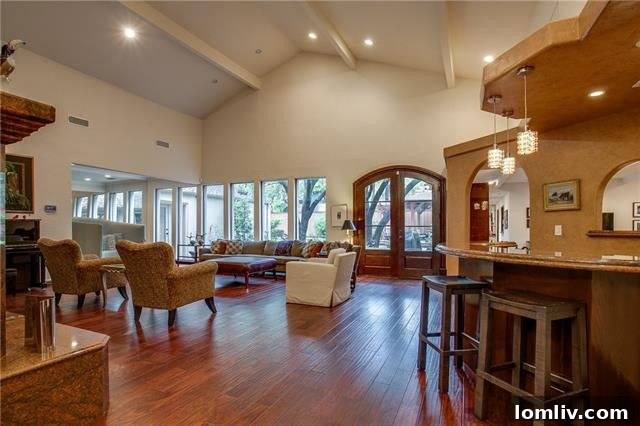 Elegant dining area adjacent to the kitchen, perfect for entertaining
